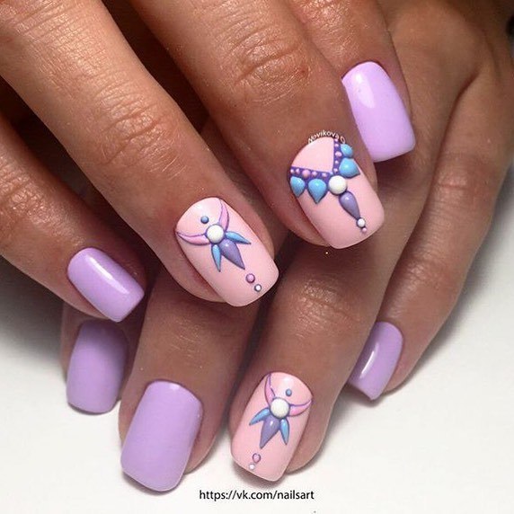 Яскравий фіолетовий манікюр з 3D елементами та ручним розписом