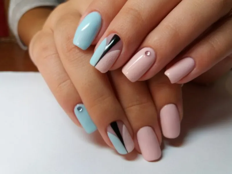 Квадратний матовий манікюр: рожево-синій мінімалізм з геометрією