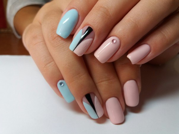 Геометричний мінімалізм: матовий рожево-синій манікюр на квадратних нігтях