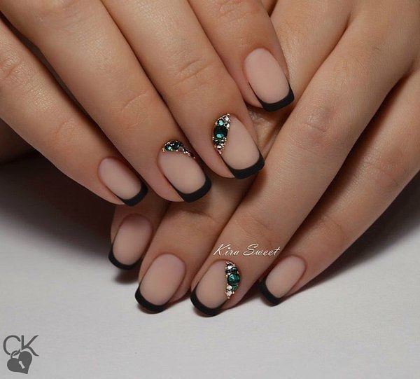 Бежево-чорний матовий френч: овальні нігті з зеленими акцентами та стразами