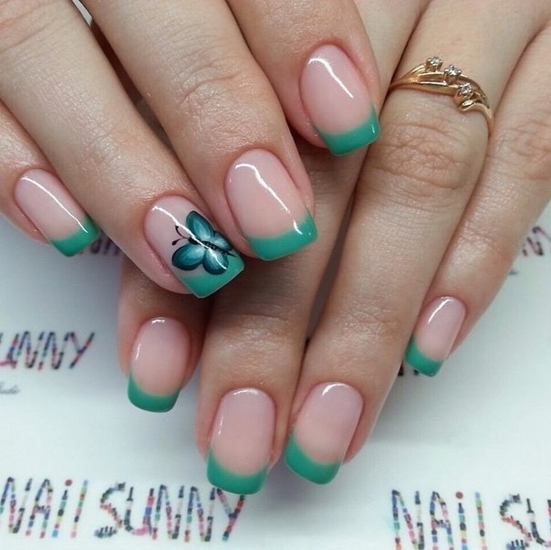 Бежевий французький манікюр із зеленим квітковим розписом