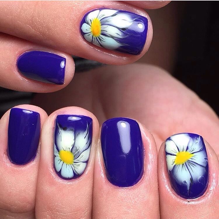 Синій манікюр з квітковим ручним розписом на овальних нігтях