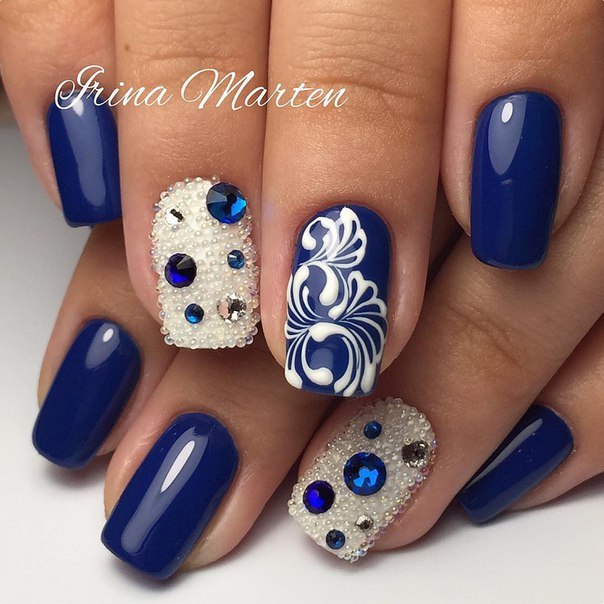 Синій манікюр з 3D елементами та стразами для святкового настрою