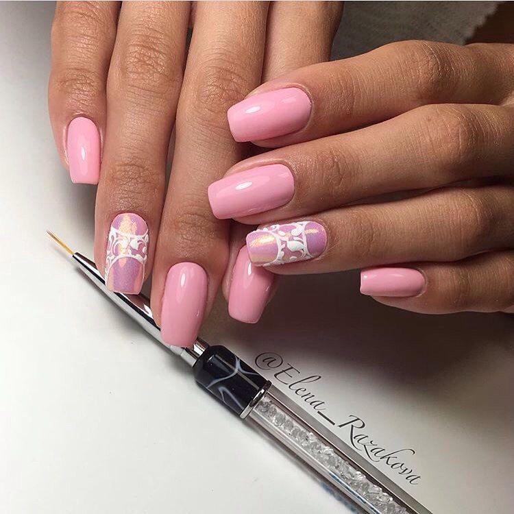 Квадратний рожевий манікюр з абстрактним білим блиском