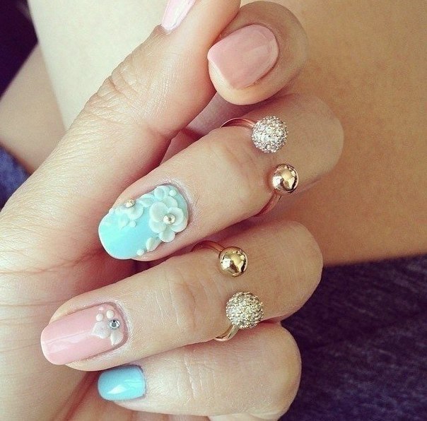 Рожевий манікюр з 3D квітами та синіми акцентами зі стразами