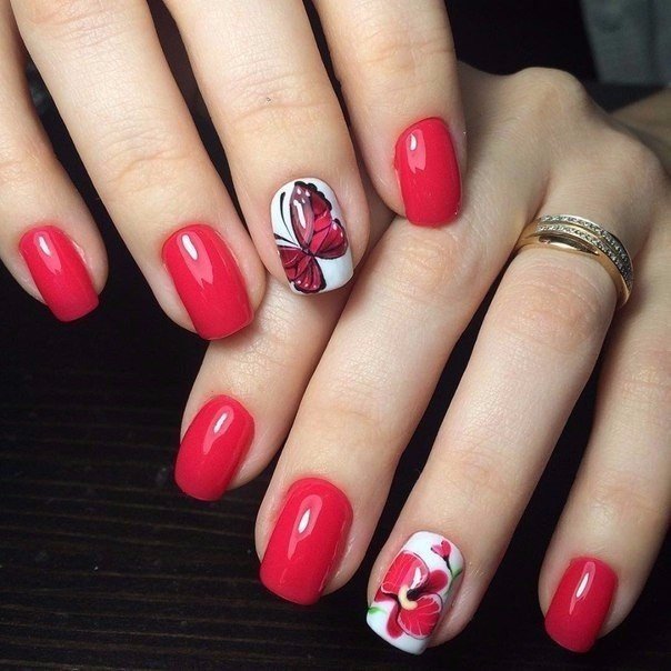 Червоний манікюр з ручним розписом квітів та блискучими акцентами