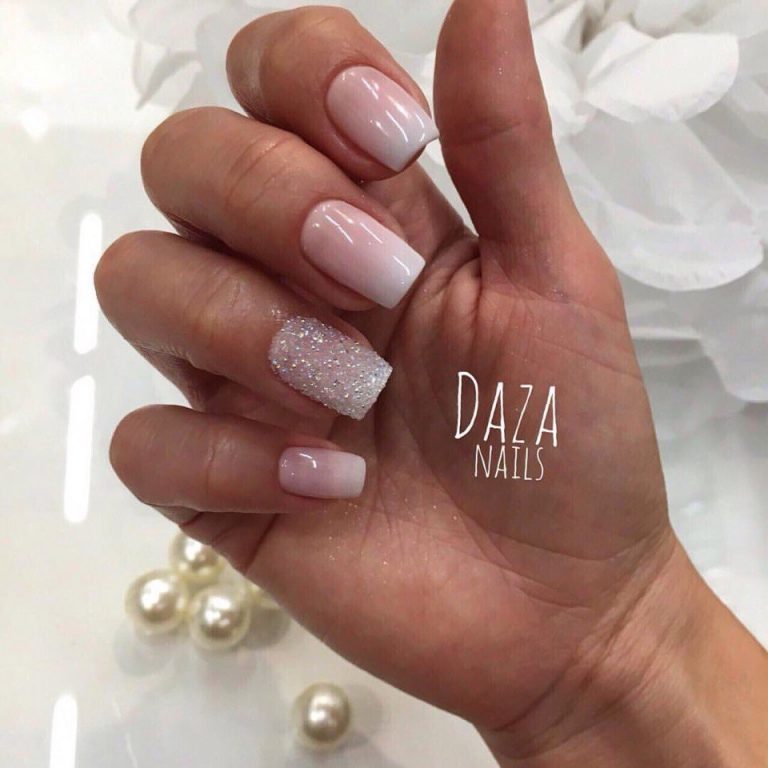 Манікюр рожеве омбре з сріблястими блискітками на квадратних нігтях
