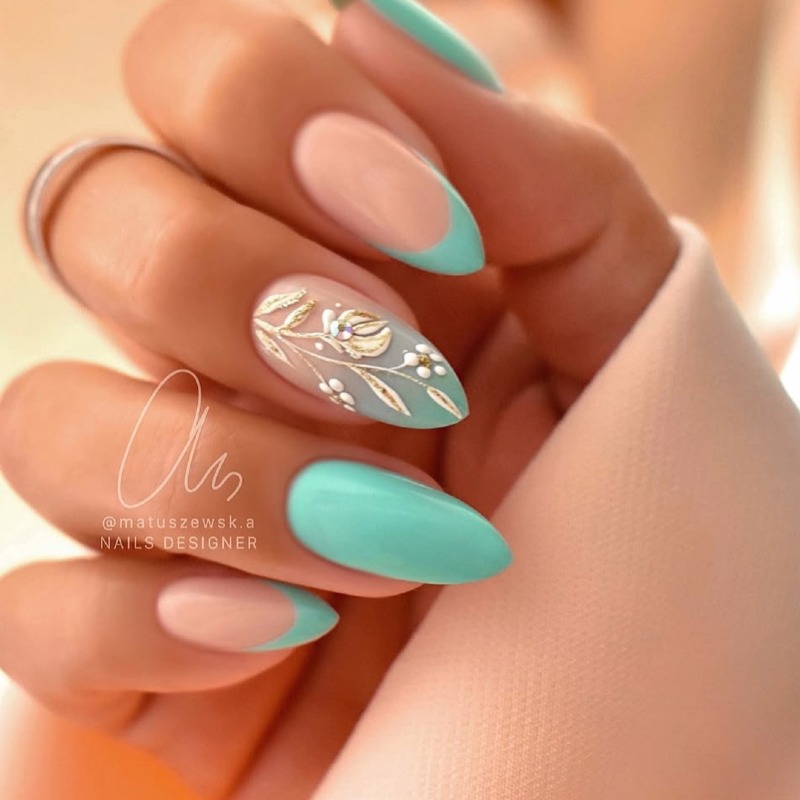 Довгий мигдалеподібний манікюр: зелений френч з квітковим розписом та стразами