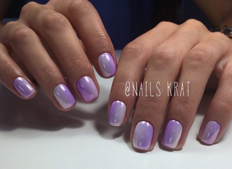 Манікюр: фіолетово-біле омбре з хромовим блиском на коротких круглих нігтях