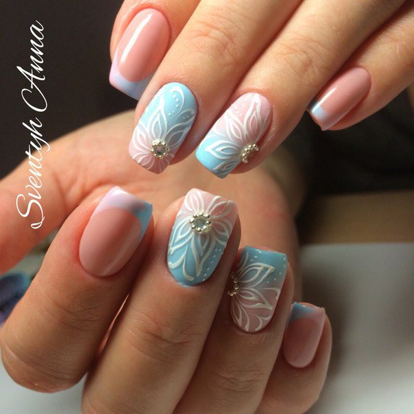 Французький манікюр з бежевою основою, синім акцентом та 3D квітами