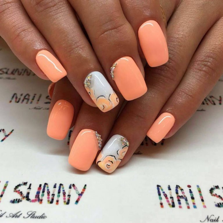 Помаранчевий квітковий манікюр з блискітками та стразами