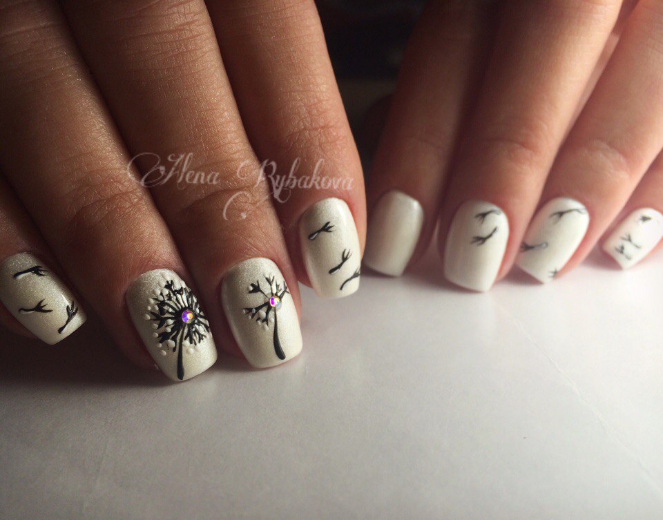 Білий манікюр з фіолетовими 3D квітами та чорними акцентами