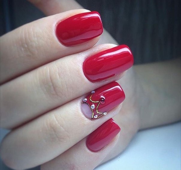 Червоний манікюр з 3D-стразами та золотим акцентом