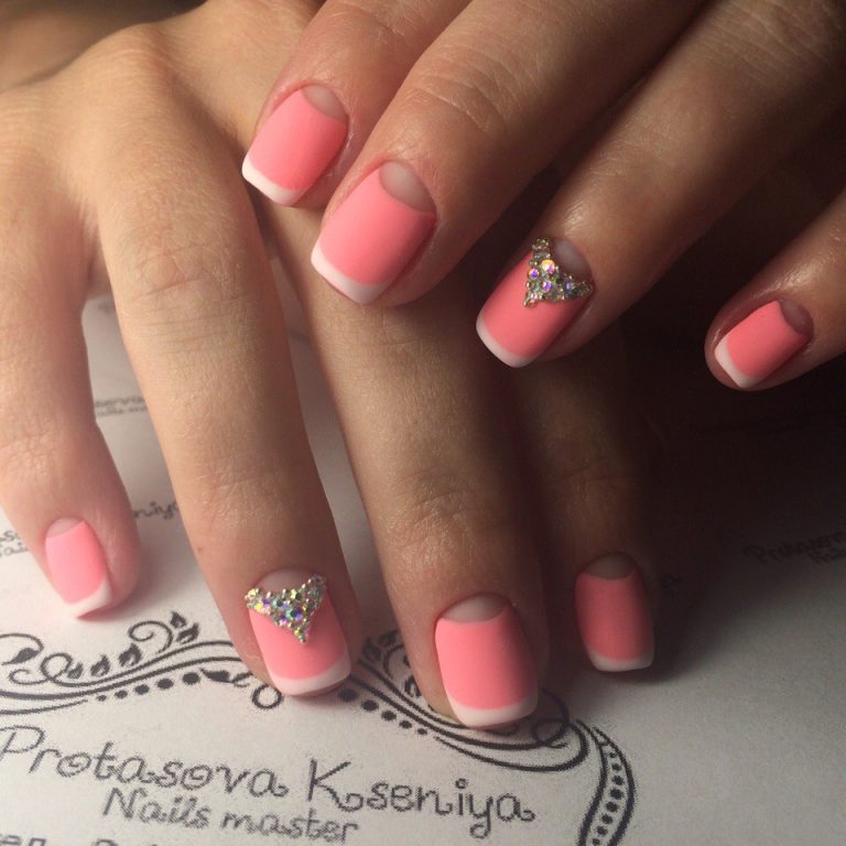 Матовий рожевий френч зі стразами на квадратні нігті