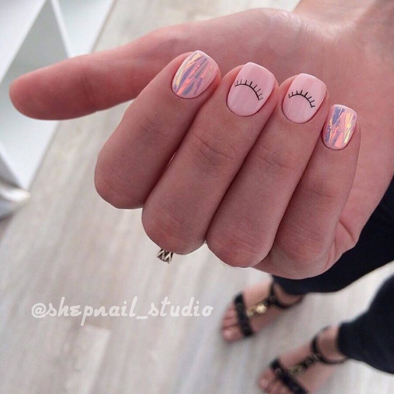 Короткі рожеві нігті з блискучою геометричною фольгою