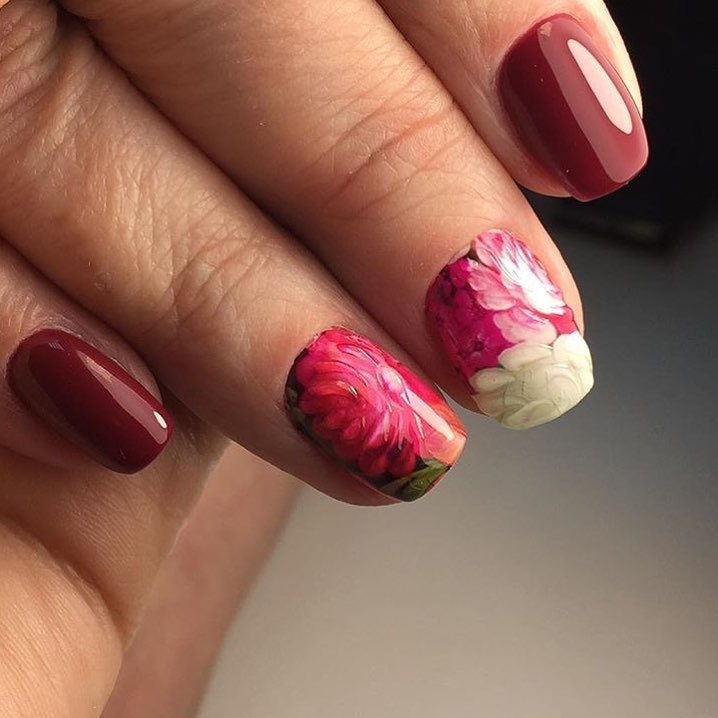 Квітковий розпис на бордовому манікюрі: стиль максималізм