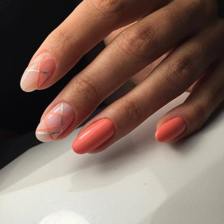 Помаранчевий манікюр з сріблястою геометрією та негативним простором