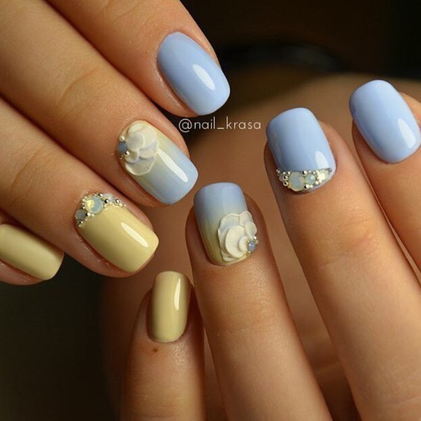 Квітковий 3D манікюр: синій омбре з жовтими квітами та стразами