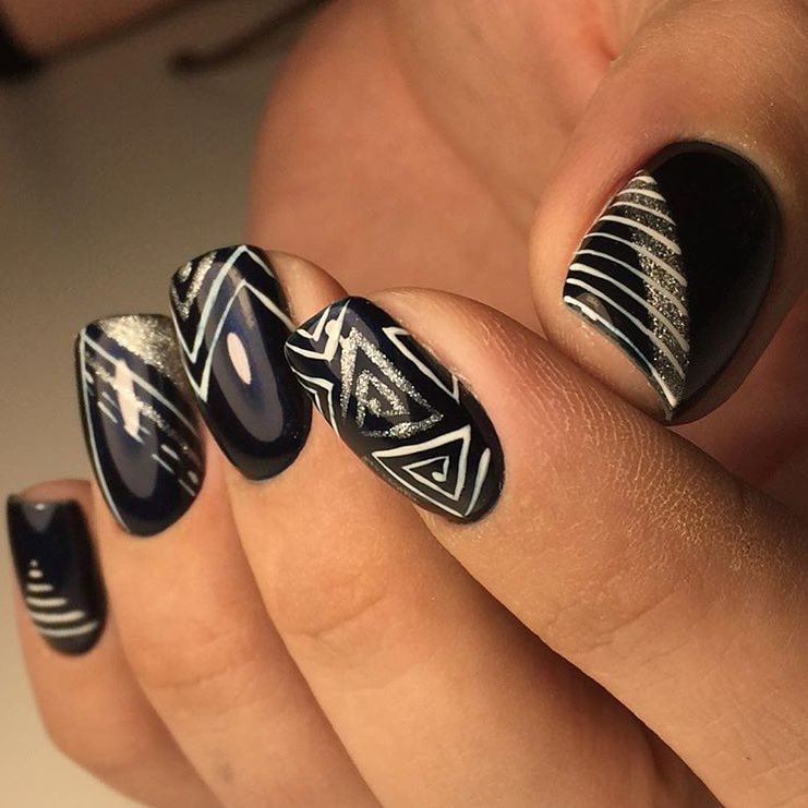 Синій блискучий манікюр на мигдалеподібних нігтях: геометрична абстракція