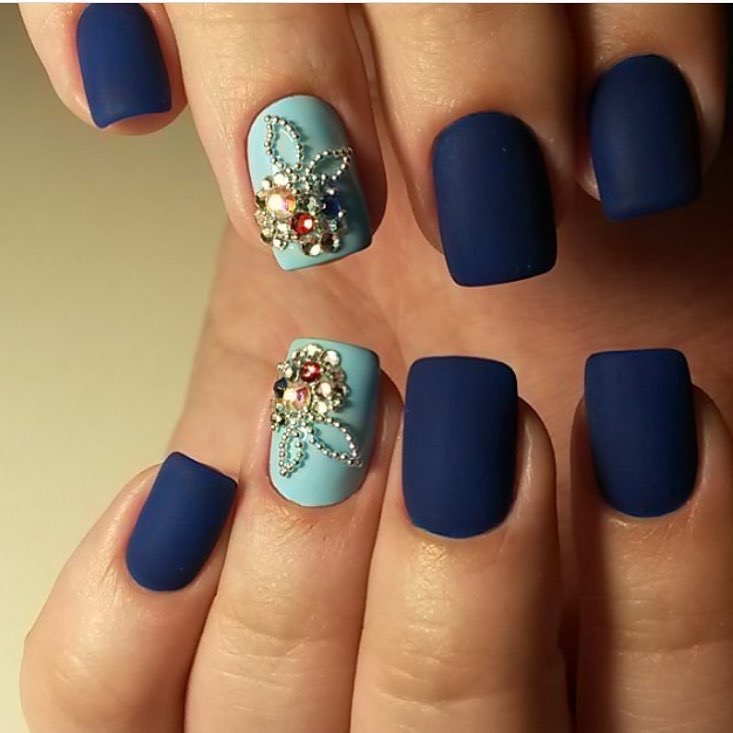 Синій матовий манікюр з 3D-квітами та сріблястими стразами: святковий вибух на круглих нігтях