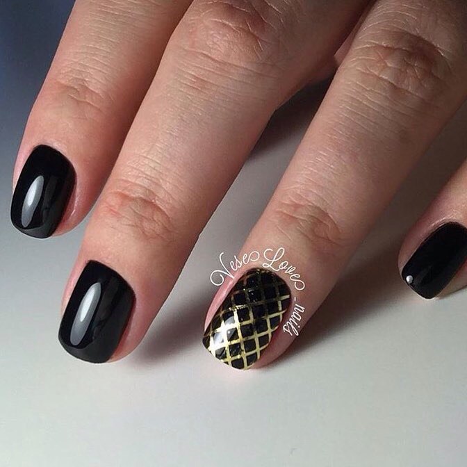 Чорний манікюр з золотою геометрією на квадратних нігтях