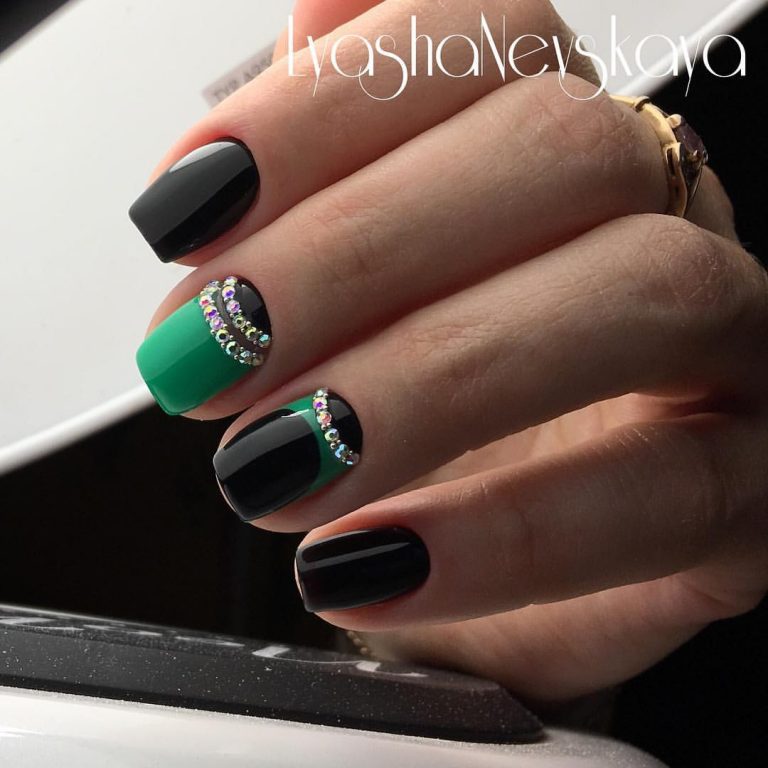 Геометричний манікюр: чорний з зеленими лініями та стразами