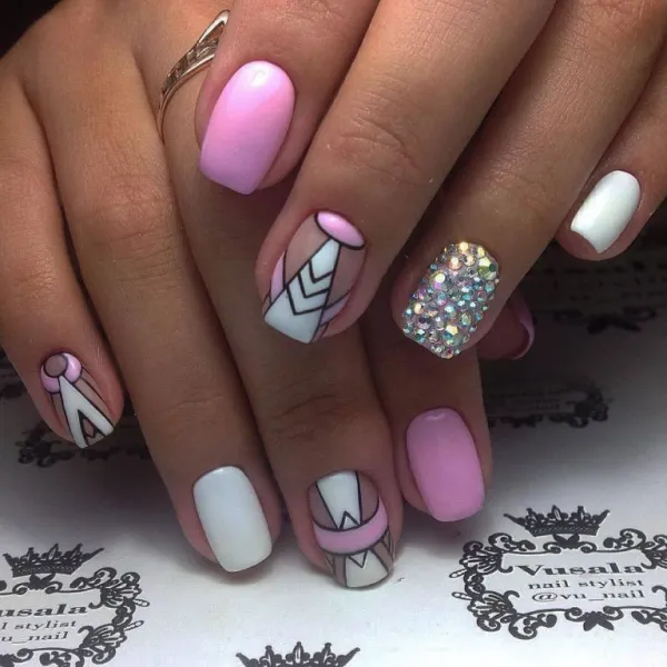 Рожевий геометричний манікюр з 3D ефектом на квадратних нігтях