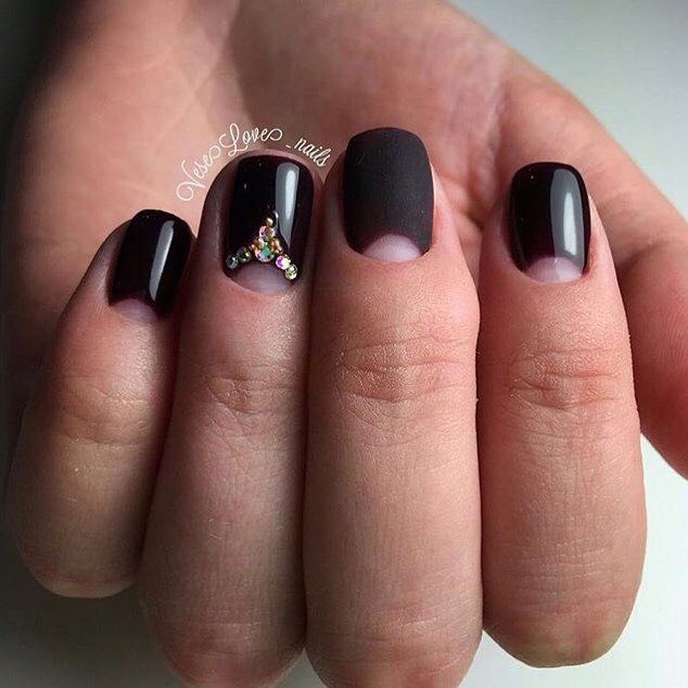 Матовий бордовий манікюр з золотими акцентами та стразами