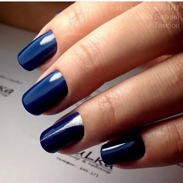 Синій мінімалізм на овальних нігтях: сріблясті геометричні акценти