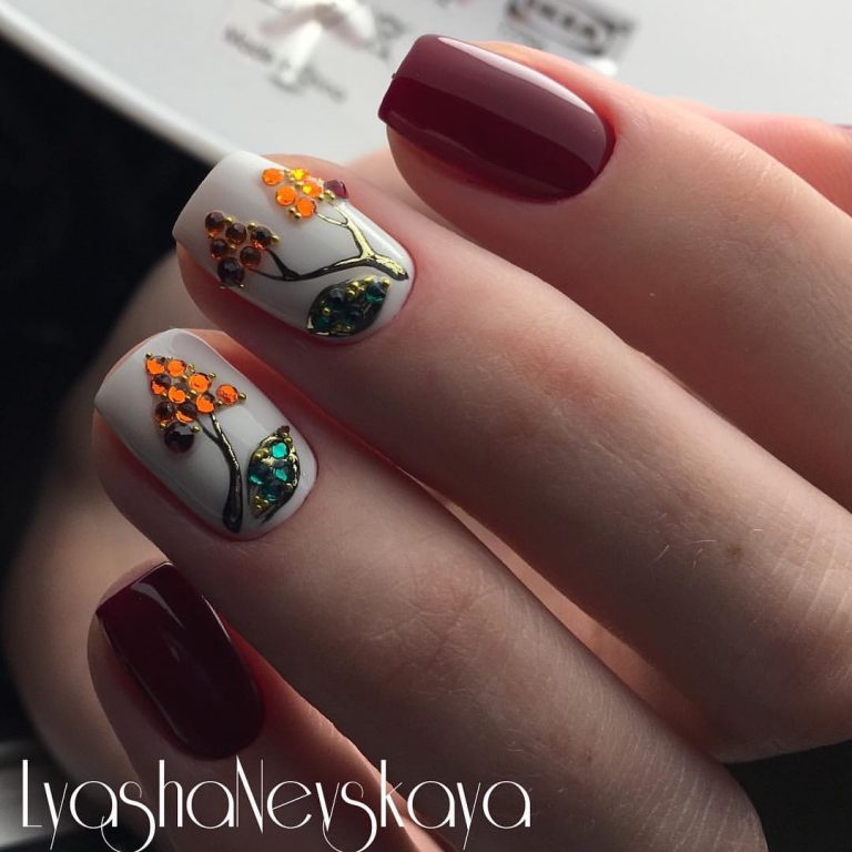 Бордовий 3D манікюр з об'ємними квітами та стразами