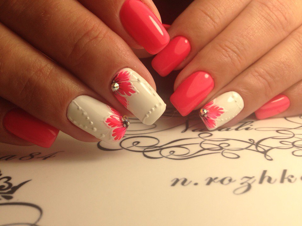 Об'ємний рожевий манікюр з квітковим розписом та блискучими стразами