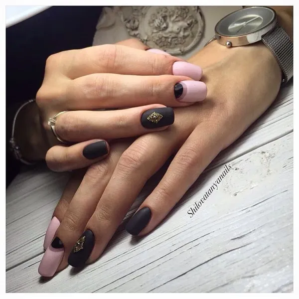 Матовий чорний з рожевими акцентами та золотою геометрією на овальних нігтях