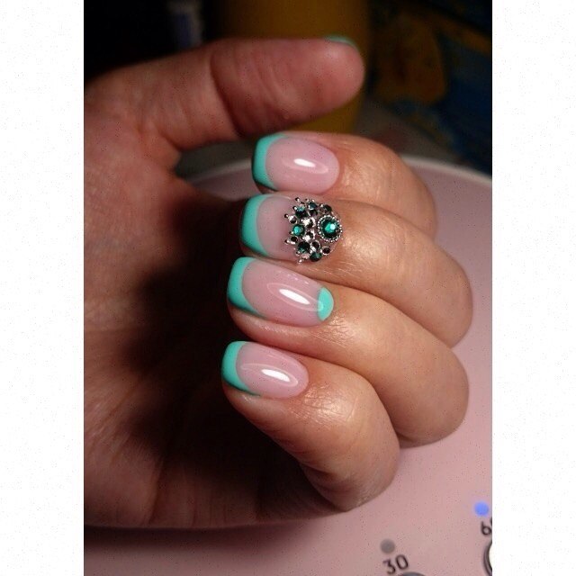 Рожевий французький манікюр з зеленими 3D елементами та стразами