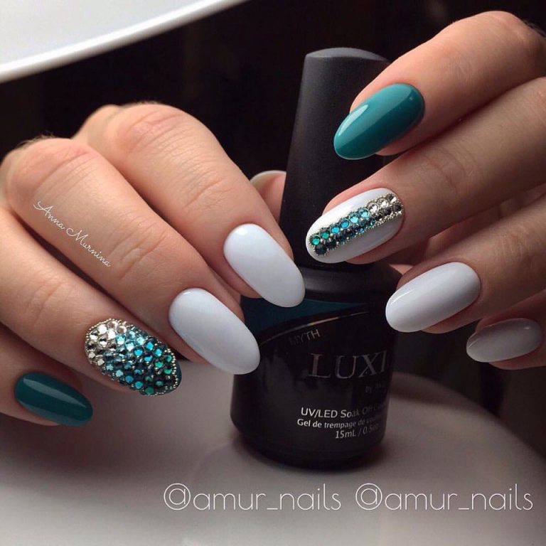 Білий манікюр з максималістичним дизайном, стразами та зеленими елементами