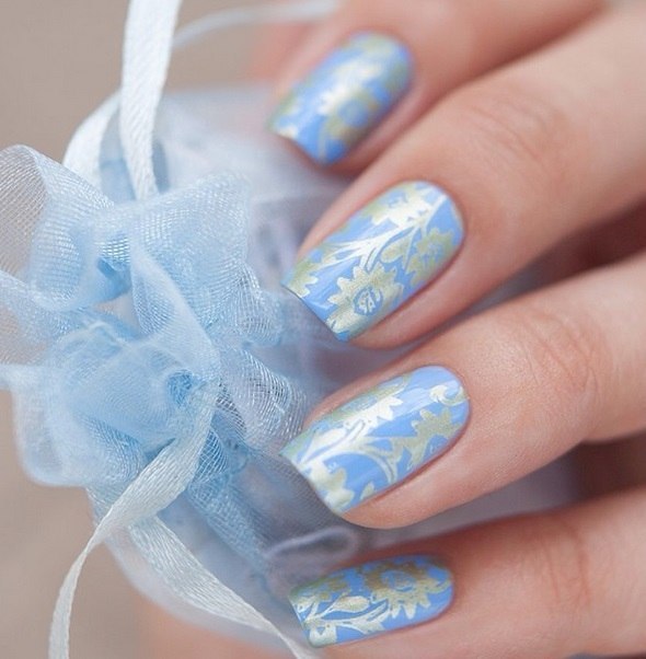 Синій манікюр зі сріблястими квітковими візерунками