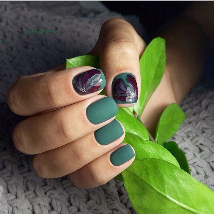 Матовий зелений манікюр з фіолетовими квітами та сірими акцентами