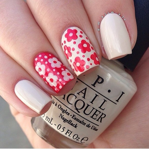 Овальний манікюр з ручним розписом: червоні квіти на бежевому тлі