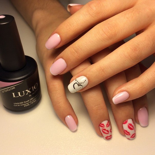 Рожевий манікюр зі сріблястими стразами та ручним розписом