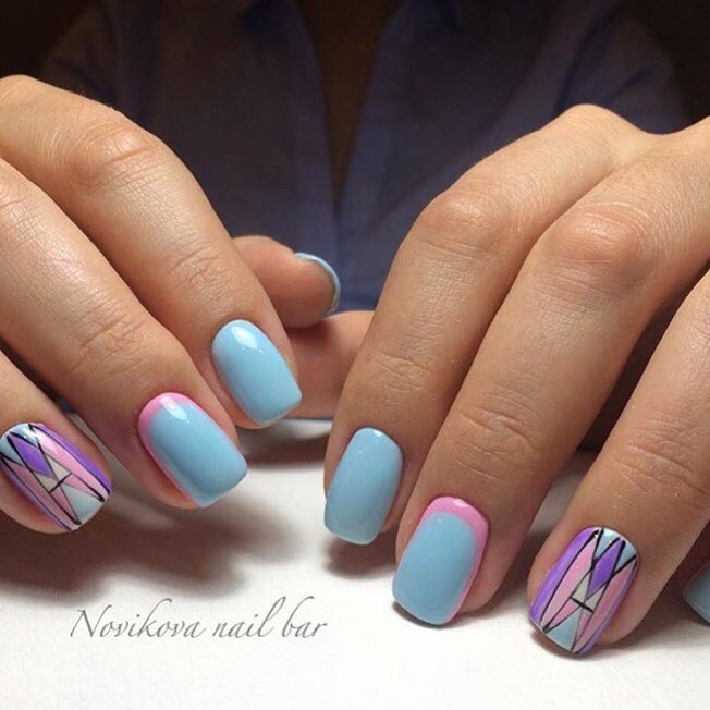 Синій омбре манікюр з рожевими акцентами та геометричним розписом