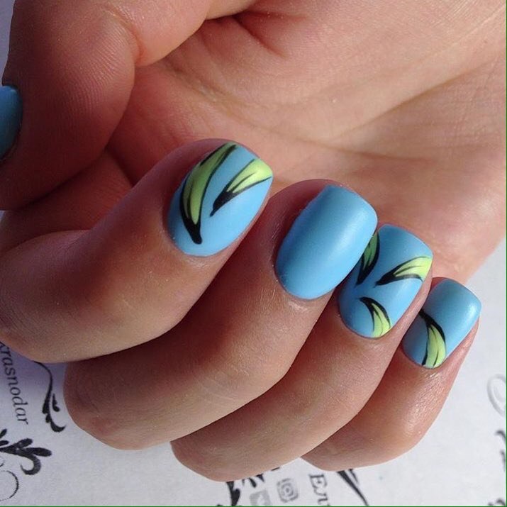 Матовий синій манікюр з квітковим ручним розписом