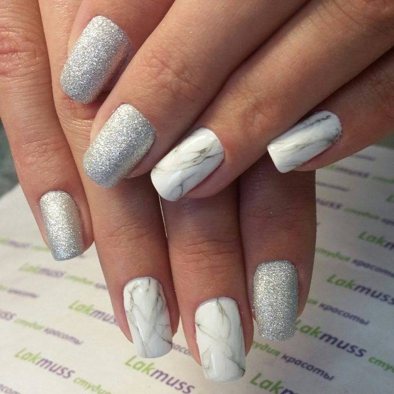 Сріблястий абстрактний манікюр з мармуровим ефектом та блискітками