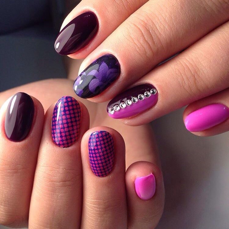 Овальний манікюр: фіолетово-рожевий вибух з блиском, геометрією та квітами