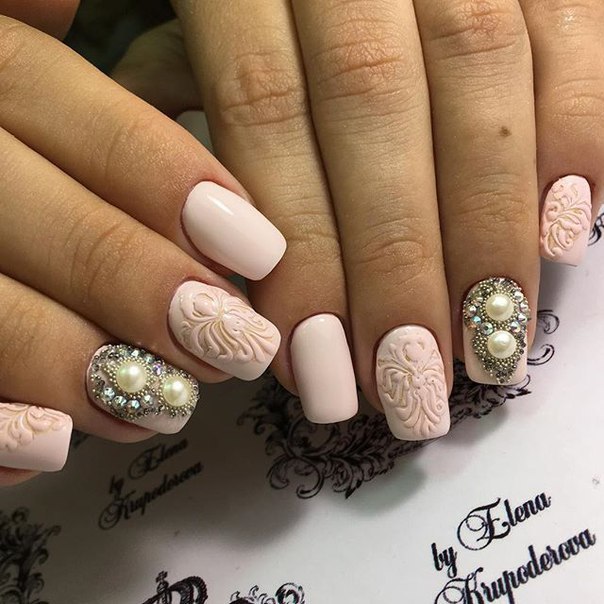 Бежевий манікюр з об'ємними срібними 3D елементами та стразами