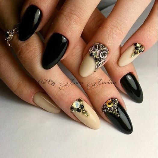 Чорний манікюр з об'ємними бежевими квітами та блиском