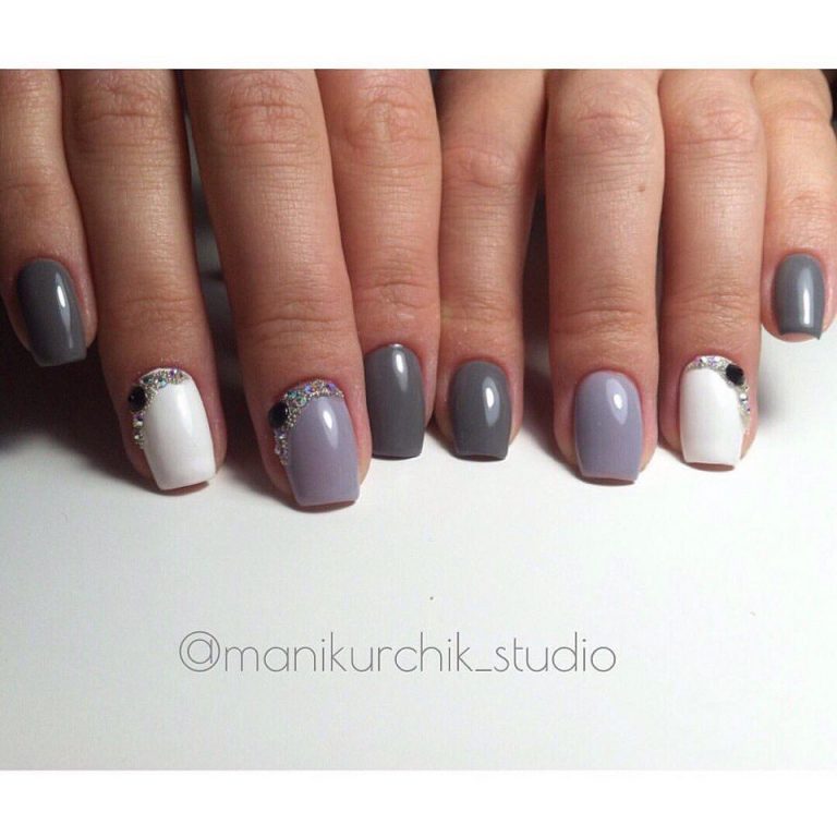 Сірий блискучий манікюр з фіолетовими елементами та стразами