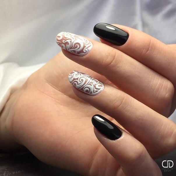 Чорний та білий абстрактний дизайн на овальних нігтях