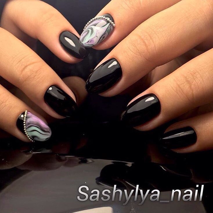 Абстрактний манікюр: чорний з фіолетовим та мармуровими акцентами