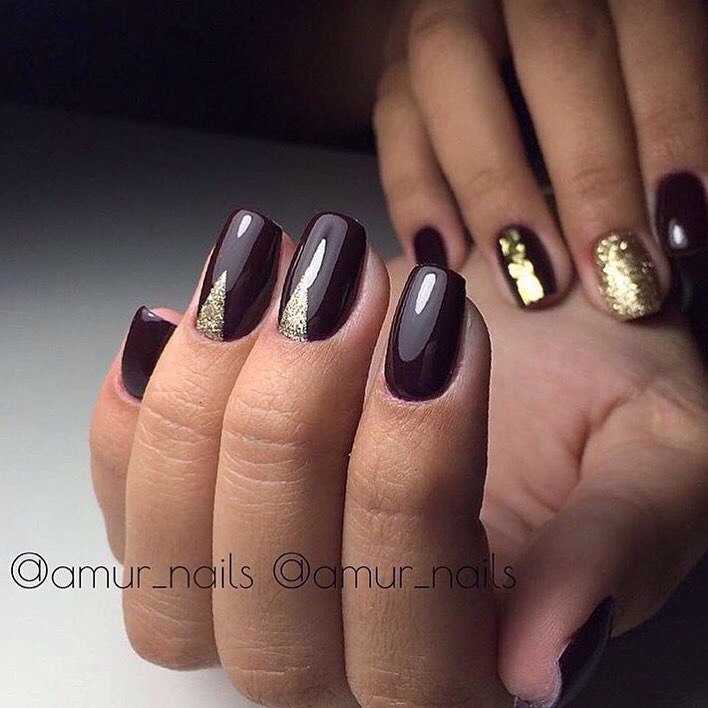 Бордовий манікюр з геометричним золотом на квадратних нігтях