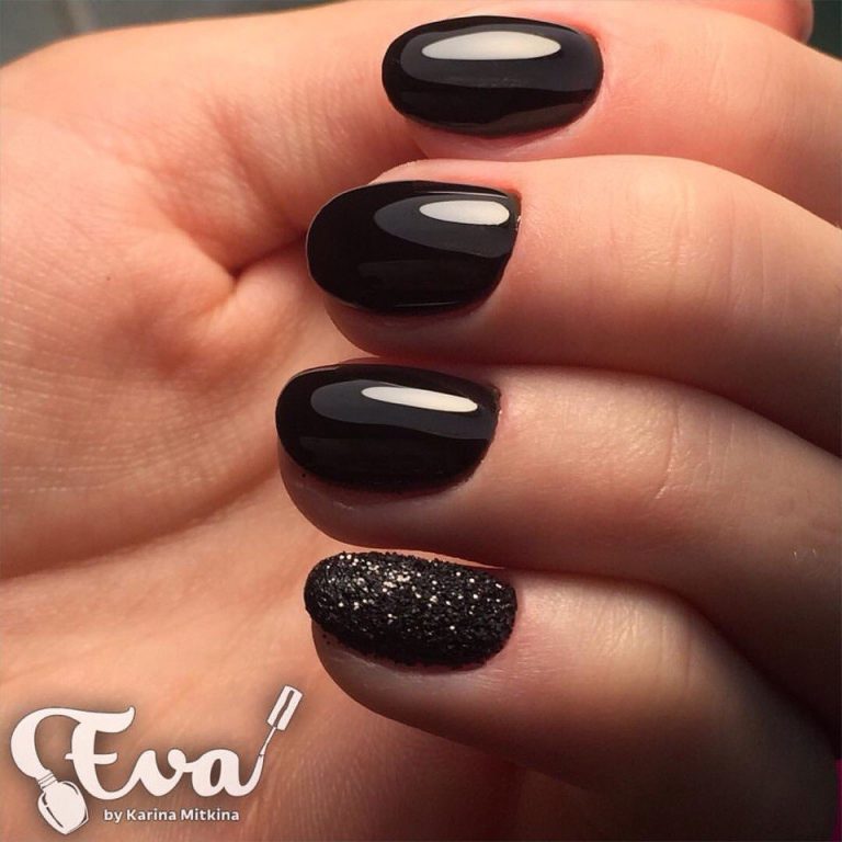 Чорний манікюр з блискітками: сріблястий акцент на коротких нігтях