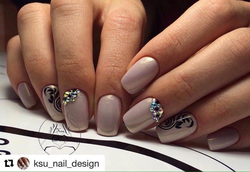 Фіолетовий манікюр з ручним розписом квітів та блискучими стразами